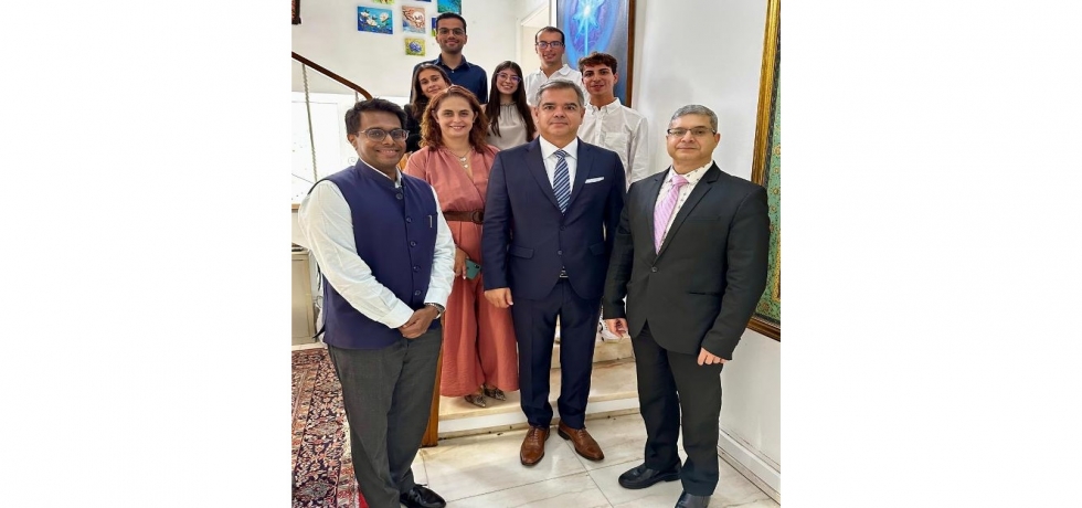 Ambassador received 5 Portuguese students from the University of Coimbra who are traveling to Delhi to participate in the Global Management Challenge, organized by the All India Organization of Employers.